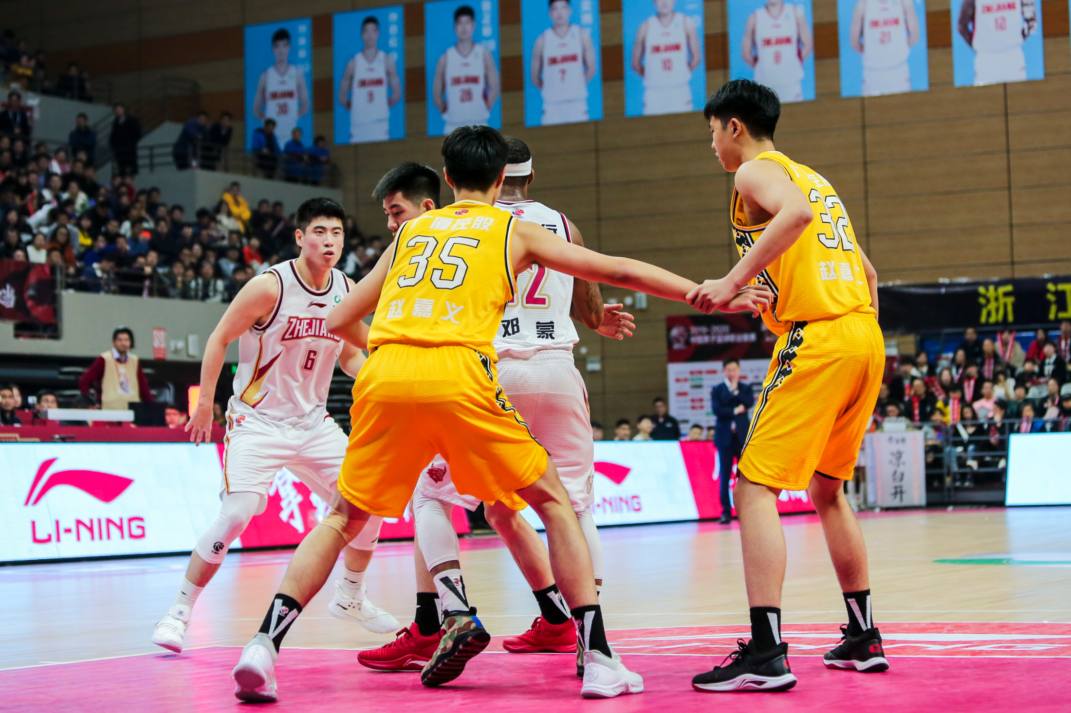 开元体育包含广厦男篮围绕欧篮联刷新队史纪录新疆广汇转会期官宣签约，现场解说直呼：赛后奥兰多魔术调整名单以备法甲的词条